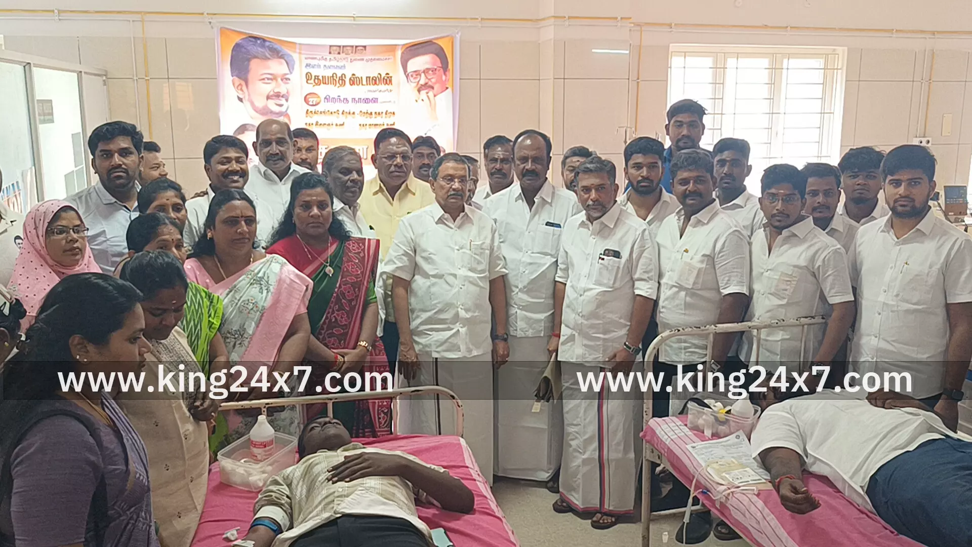 திருச்செங்கோடு நகர திமுக சார்பில்  உதயநிதி ஸ்டாலினின் பிறந்த தினமான நவம்பர் 27ஆம் தேதி திருச்செங்கோடு அரசு மருத்துவமனையில் பிறந்த ஏழு குழந்தைகளுக்கு தங்க மோதிரம் அணிவிப்பு