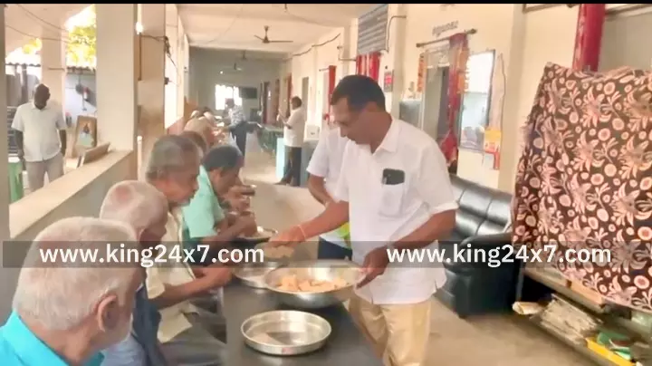 புன்னம் சத்திரம் - முதியோர்களுக்கு அன்னதானம் வழங்கி துணை முதலமைச்சர் பிறந்த நாளை கொண்டாடிய திமுக நிர்வாகிகள்.