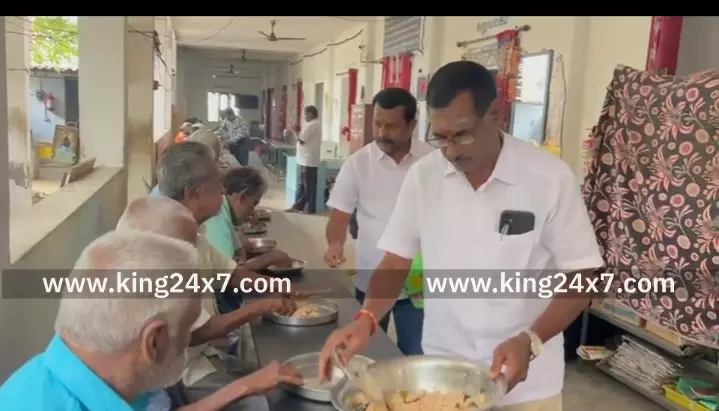 புன்னம் சத்திரம் - முதியோர்களுக்கு அன்னதானம் வழங்கி துணை முதலமைச்சர் பிறந்த நாளை கொண்டாடிய திமுக நிர்வாகிகள்.