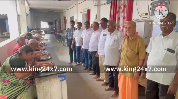 புன்னம் சத்திரம் - முதியோர்களுக்கு அன்னதானம் வழங்கி துணை முதலமைச்சர் பிறந்த நாளை கொண்டாடிய திமுக நிர்வாகிகள்.