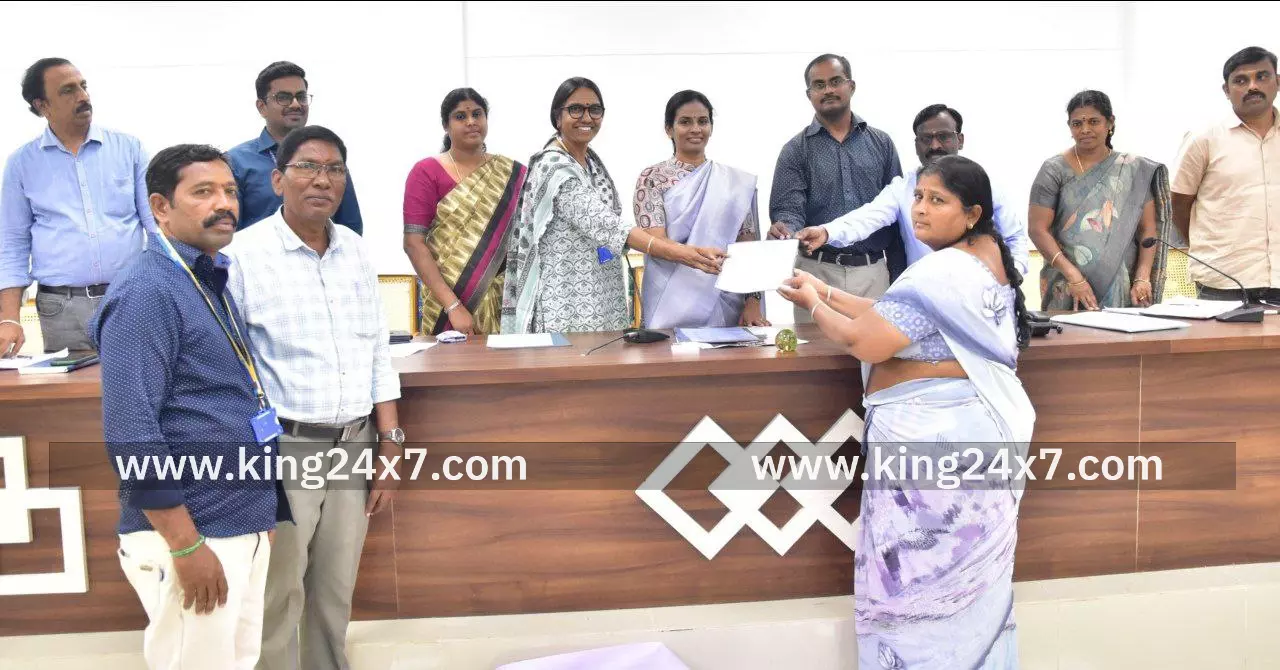 வங்கிகள் மற்றும் காப்பீட்டு நிறுவனங்களில் நீண்டகாலமாக உரிமை கோரப்படாத ரூ.1.32 கோடி மதிப்பிலான வைப்புத் தொகைக்கான வரைவோலைகளை வழங்கிய மாவட்ட ஆட்சியர். வங்கிகள் மற்றும் காப்பீட்டு நிறுவனங்களில் நீண்டகாலமாக உரிமை கோரப்படாத ரூ.1.32 கோடி மதிப்பிலான வைப்புத் தொகைக்கான வரைவோலைகளை வழங்கிய மாவட்ட ஆட்சியர்.