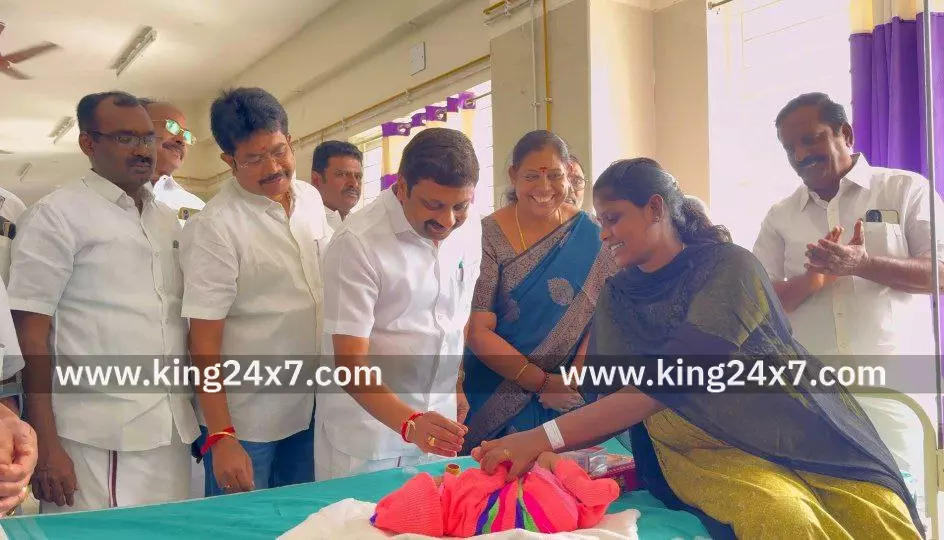 துணை முதலமைச்சரும், திமுக இளைஞர் அணி செயலாளருமான உதயநிதி ஸ்டாலின் பிறந்தநாளன்று பிறந்த -17 குழந்தைகளுக்கு தலா ஒரு கிராம் தங்க மோதிரம் வழங்கிய எம்.பி கே.ஆர்.என்.ராஜேஷ்குமார். துணை முதலமைச்சரும், திமுக இளைஞர் அணி செயலாளருமான உதயநிதி ஸ்டாலின் பிறந்தநாளன்று பிறந்த -17 குழந்தைகளுக்கு தலா ஒரு கிராம் தங்க மோதிரம் வழங்கிய எம்.பி கே.ஆர்.என்.ராஜேஷ்குமார்.