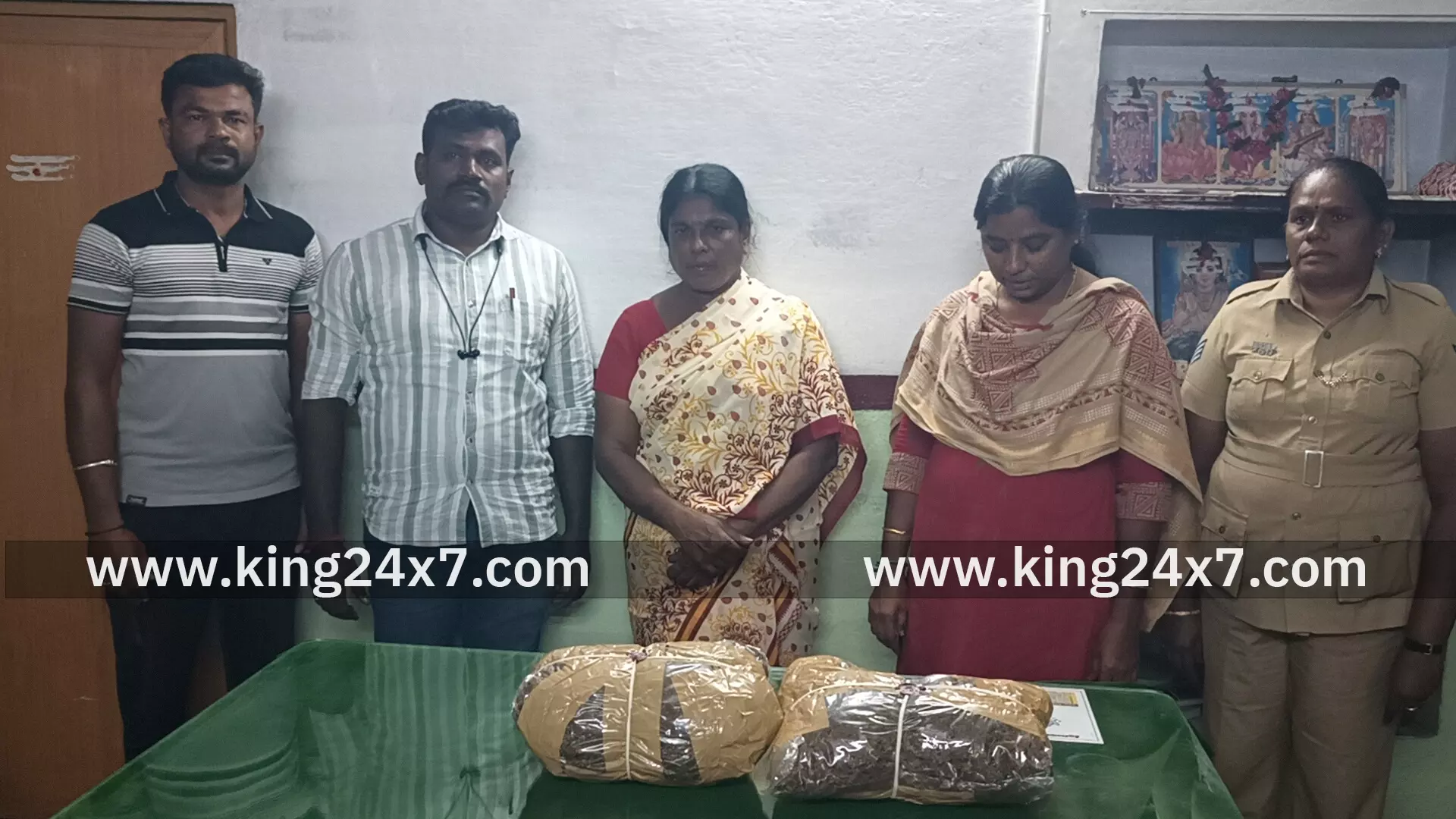 பள்ளிபாளையம் பகுதியில் 4 kg கஞ்சாவுடன் பெண் கைது மதுவிலக்கு அமுல் பிரிவு போலீசார் அதிரடி நடவடிக்கை