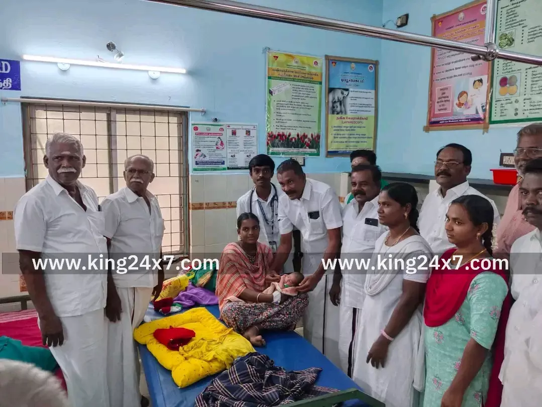 சுரண்டையில் நேற்று பிறந்த குழந்தைக்கு தங்க மோதிரம் ஜெயபாலன் அணிவித்தார் சுரண்டையில் நேற்று பிறந்த குழந்தைக்கு தங்க மோதிரம் ஜெயபாலன் அணிவித்தார்