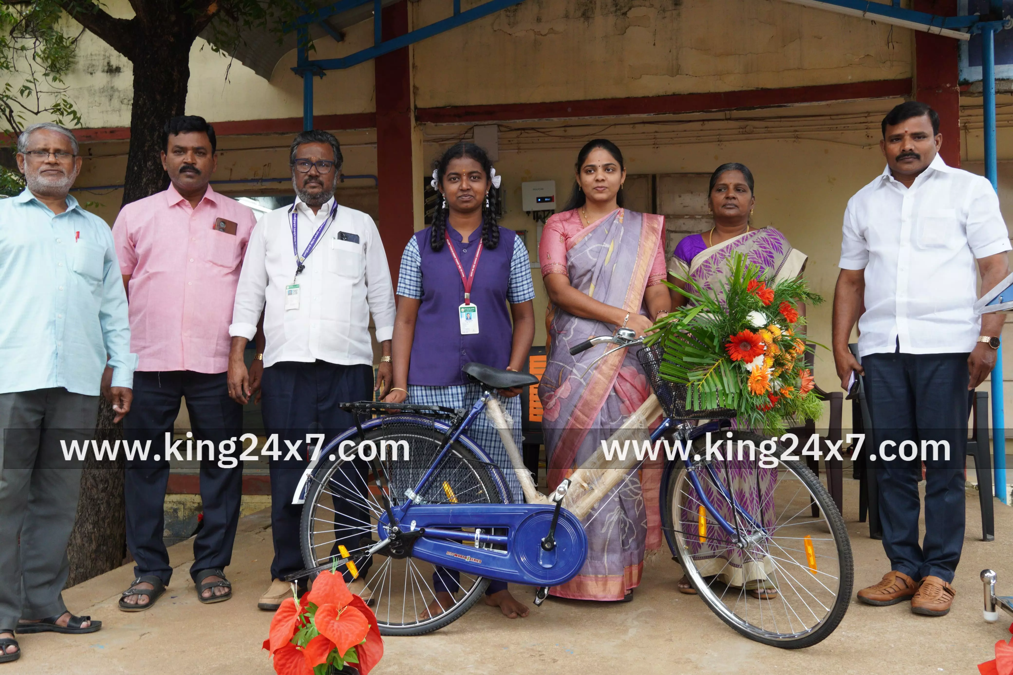 நெட்டூர் அரசு மேல்நிலைப்பள்ளியில் இலவச சைக்கிள்களை யூனியன் சேர்மன் திவ்யா மணிகண்டன் வழங்கினார்