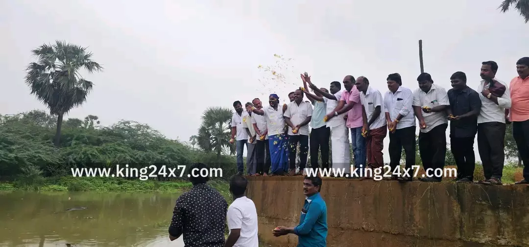 குளம் நிரம்பி மறுகால் பாய்ந்த தண்ணீரை வரவேற்ற சிவபத்மநாதன்