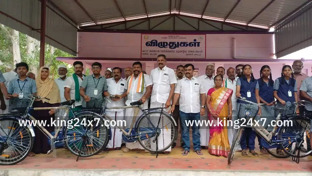 சுரண்டை அரசு பள்ளியில் இலவச சைக்கிள்கள் வழங்கும் விழா நடந்தது
