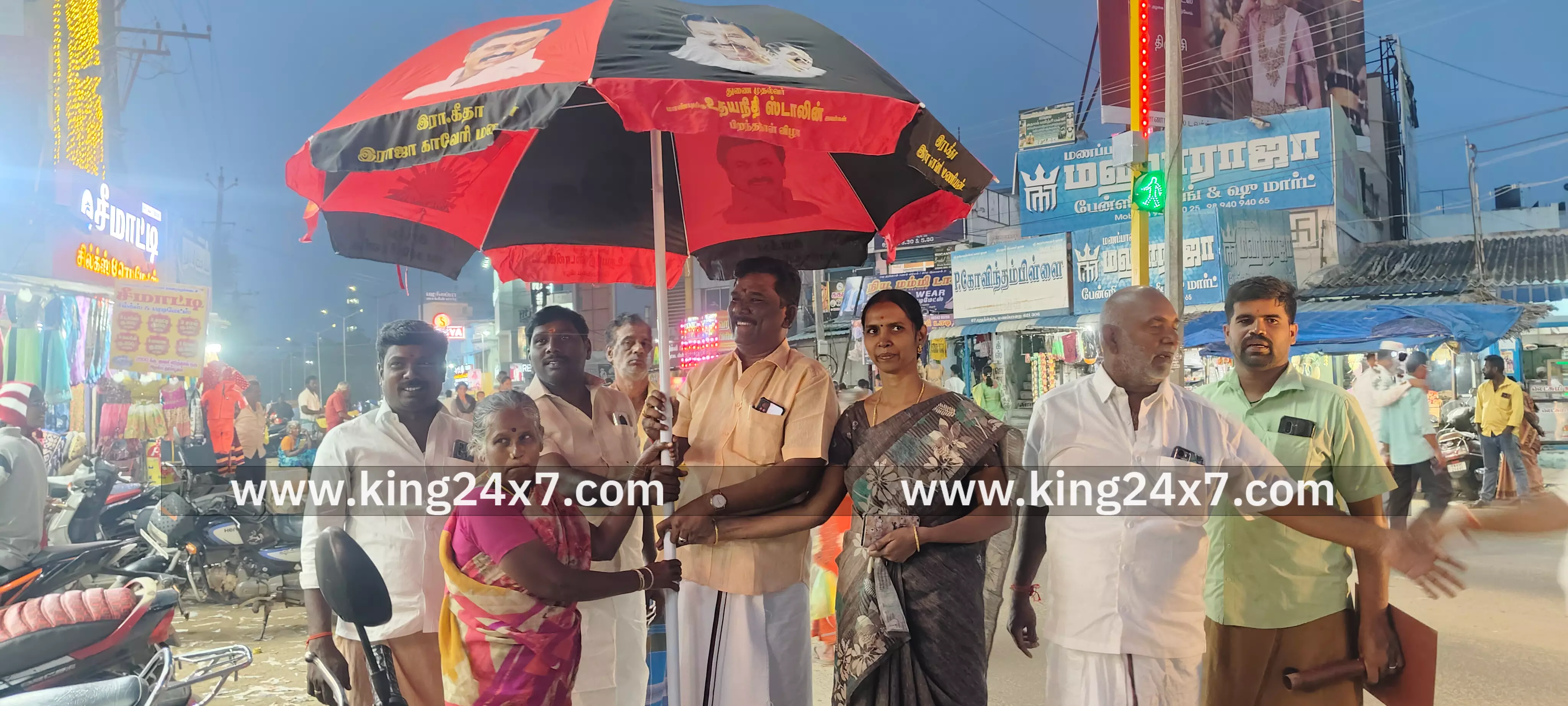 மணப்பாறையில் துணை முதல்வர் பிறந்தநாள் விழாவை முன்னிட்டு சாலையோர தரைக்கடைகளுக்கு குடைகள் வழங்கி வியாபாரிகளிடம் பாராட்டைப்பெற்ற திமுகவினர்.