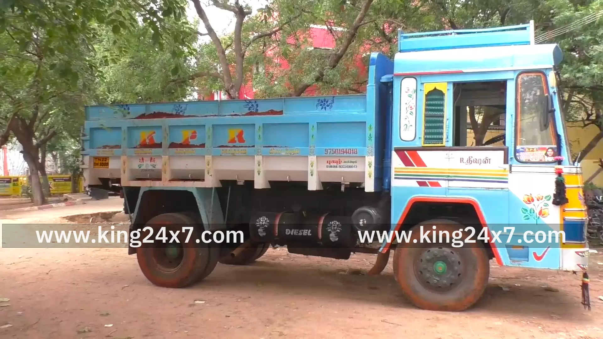 மணப்பாறை அருகே கிராவல் மண் கடத்தலில் ஈடுபட்ட இருவர் கைது. 4 யூனிட் மண்ணுடன் லாரி பறிமுதல்.