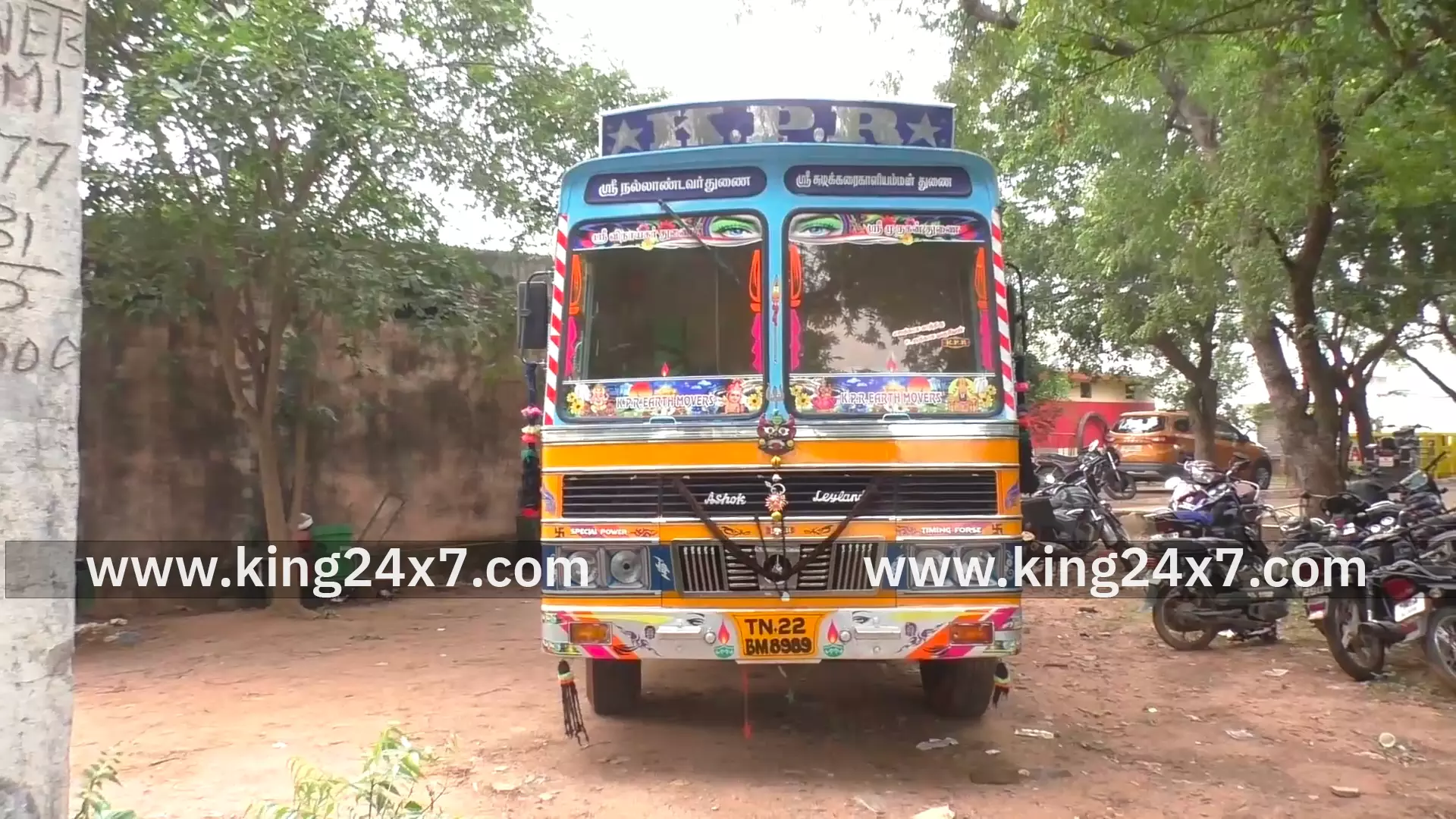 மணப்பாறை அருகே கிராவல் மண் கடத்தலில் ஈடுபட்ட இருவர் கைது. 4 யூனிட் மண்ணுடன் லாரி பறிமுதல்.