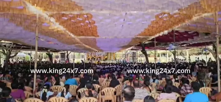 கரூரில்,வண்ண வண்ண உடை அணிந்து கையில் வாள் ஏந்தி ஆண்டு விளையாட்டு விழாவில் அசத்திய பள்ளி மாணாக்கர்கள்.