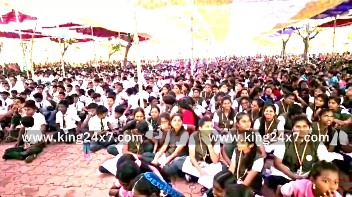 கரூரில்,வண்ண வண்ண உடை அணிந்து கையில் வாள் ஏந்தி ஆண்டு விளையாட்டு விழாவில் அசத்திய பள்ளி மாணாக்கர்கள்.