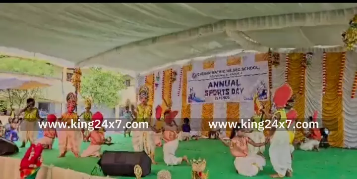 கரூரில்,வண்ண வண்ண உடை அணிந்து கையில் வாள் ஏந்தி ஆண்டு விளையாட்டு விழாவில் அசத்திய பள்ளி மாணாக்கர்கள்.