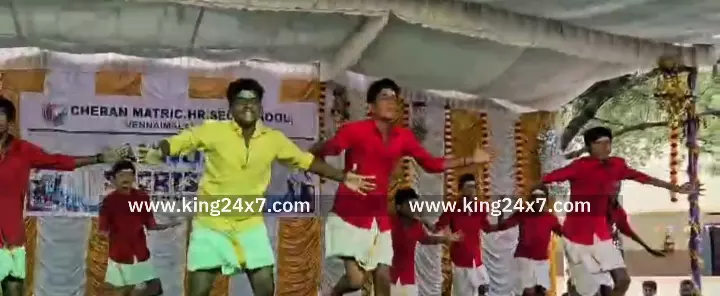 கரூரில்,வண்ண வண்ண உடை அணிந்து கையில் வாள் ஏந்தி ஆண்டு விளையாட்டு விழாவில் அசத்திய பள்ளி மாணாக்கர்கள்.