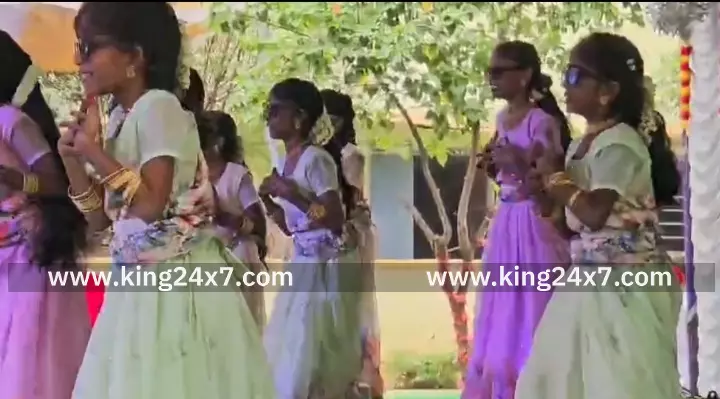 கரூரில்,வண்ண வண்ண உடை அணிந்து கையில் வாள் ஏந்தி ஆண்டு விளையாட்டு விழாவில் அசத்திய பள்ளி மாணாக்கர்கள்.