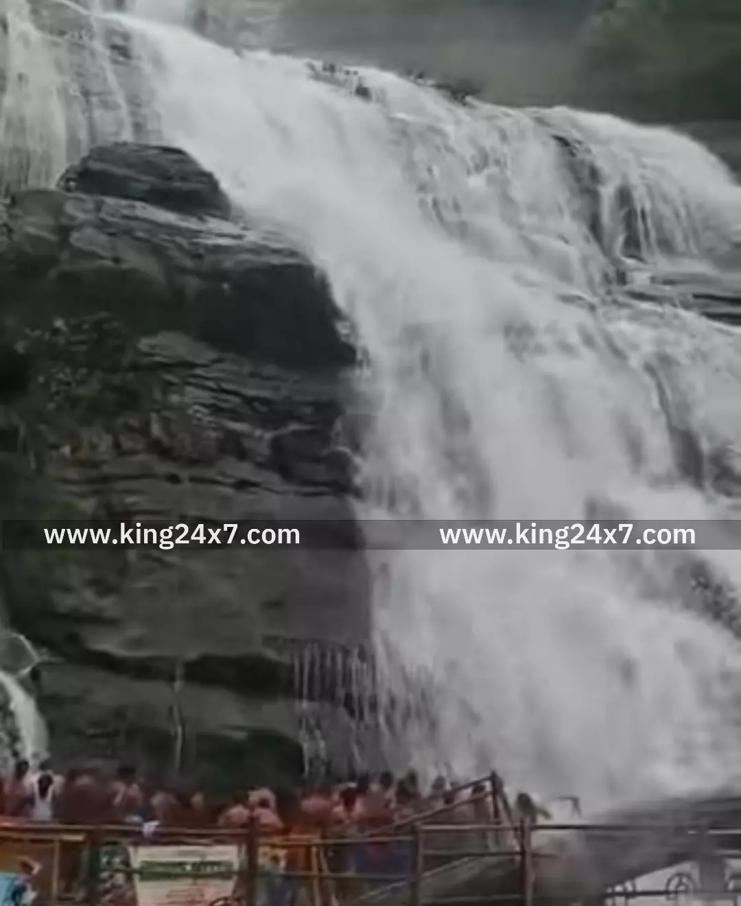 குற்றாலம் மெயின் அருவியில் ஐயப்ப பக்தர்கள் கூட்டம்