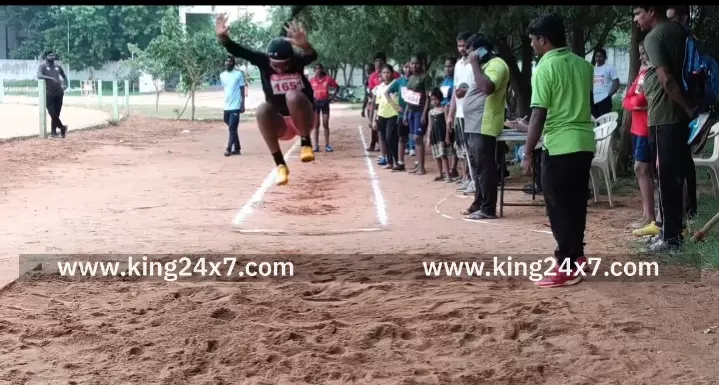 கரூரில் மாவட்ட அளவில் மாணவிகளுக்கான தடகளப்போட்டியில் மாணவிகள் உற்சாகம்.