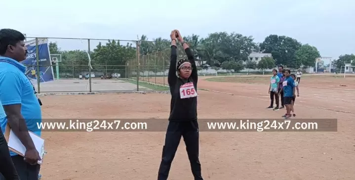 கரூரில் மாவட்ட அளவில் மாணவிகளுக்கான தடகளப்போட்டியில் மாணவிகள் உற்சாகம்.