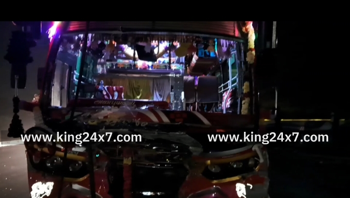 கரூர் அருகே சபரிமலைக்கு சென்ற ஐயப்ப பக்தர்கள் வேன் மீது அரசு பேருந்து  மோதி விபத்து. 5 பேர் காயம்.