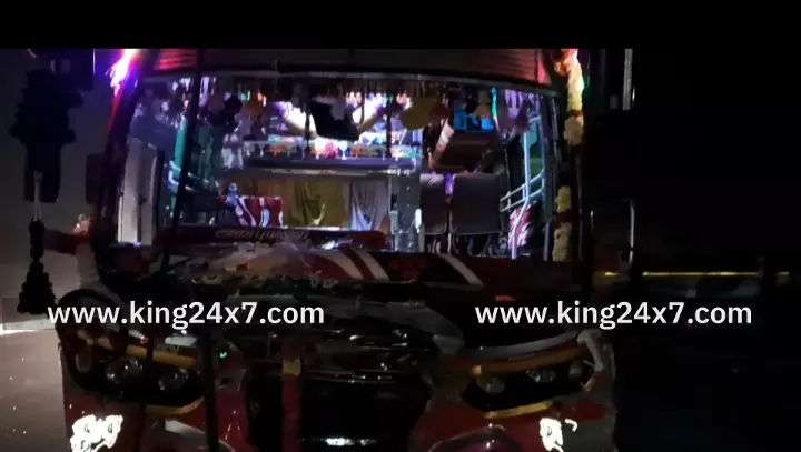 கரூர் அருகே சபரிமலைக்கு சென்ற ஐயப்ப பக்தர்கள் வேன் மீது அரசு பேருந்து  மோதி விபத்து. 5 பேர் காயம்.