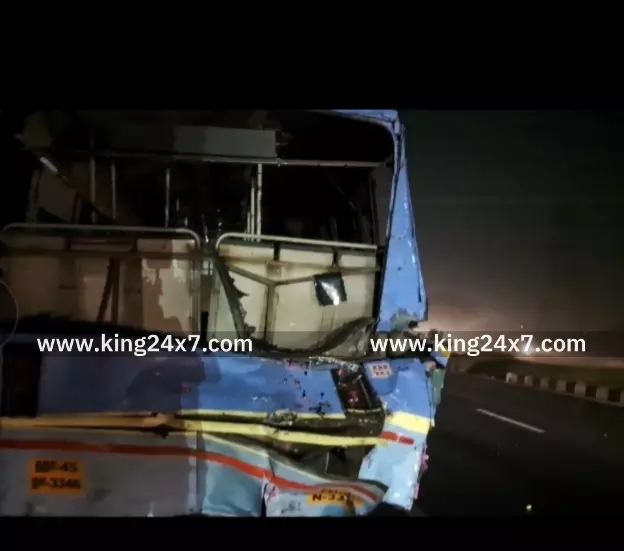 கரூர் அருகே சபரிமலைக்கு சென்ற ஐயப்ப பக்தர்கள் வேன் மீது அரசு பேருந்து  மோதி விபத்து. 5 பேர் காயம்.