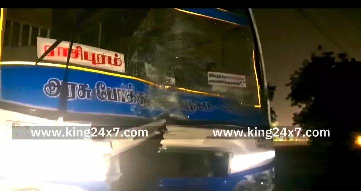 கரூர் அருகே சபரிமலைக்கு சென்ற ஐயப்ப பக்தர்கள் வேன் மீது அரசு பேருந்து  மோதி விபத்து. 5 பேர் காயம்.