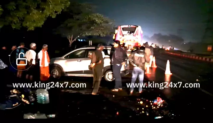 கரூர் அருகே சபரிமலைக்கு சென்ற ஐயப்ப பக்தர்கள் வேன் மீது அரசு பேருந்து  மோதி விபத்து. 5 பேர் காயம்.