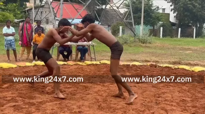 கரூரில் நடைபெற்ற இந்திய மாடல்  குஸ்தி தேசிய சாம்பியன் போட்டிக்கான வீரர் வீராங்கனைகள் தேர்வில் வீரர்கள் உற்சாகம்.