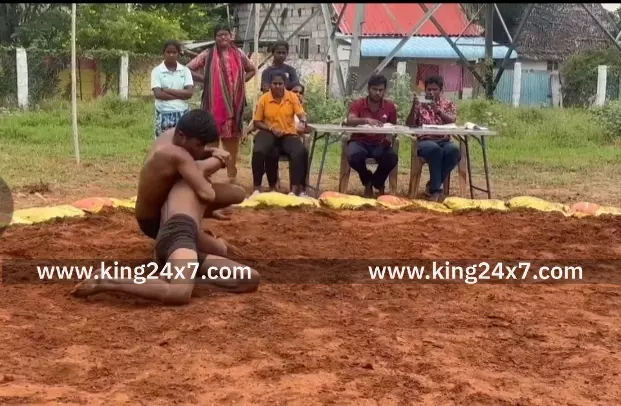 கரூரில் நடைபெற்ற இந்திய மாடல்  குஸ்தி தேசிய சாம்பியன் போட்டிக்கான வீரர் வீராங்கனைகள் தேர்வில் வீரர்கள் உற்சாகம்.