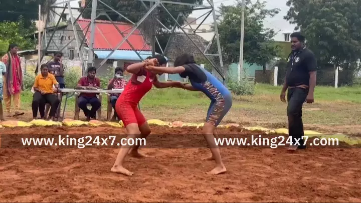 கரூரில் நடைபெற்ற இந்திய மாடல்  குஸ்தி தேசிய சாம்பியன் போட்டிக்கான வீரர் வீராங்கனைகள் தேர்வில் வீரர்கள் உற்சாகம்.