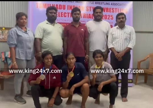 கரூரில் நடைபெற்ற இந்திய மாடல்  குஸ்தி தேசிய சாம்பியன் போட்டிக்கான வீரர் வீராங்கனைகள் தேர்வில் வீரர்கள் உற்சாகம்.