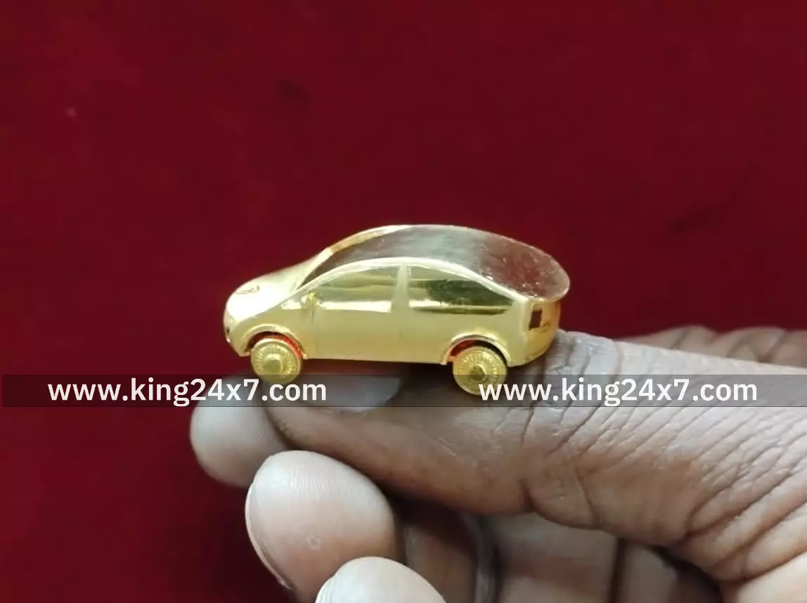 12 கிராம் தங்கத்தில் காரை வடிவமைத்து  படைத்த நபர்