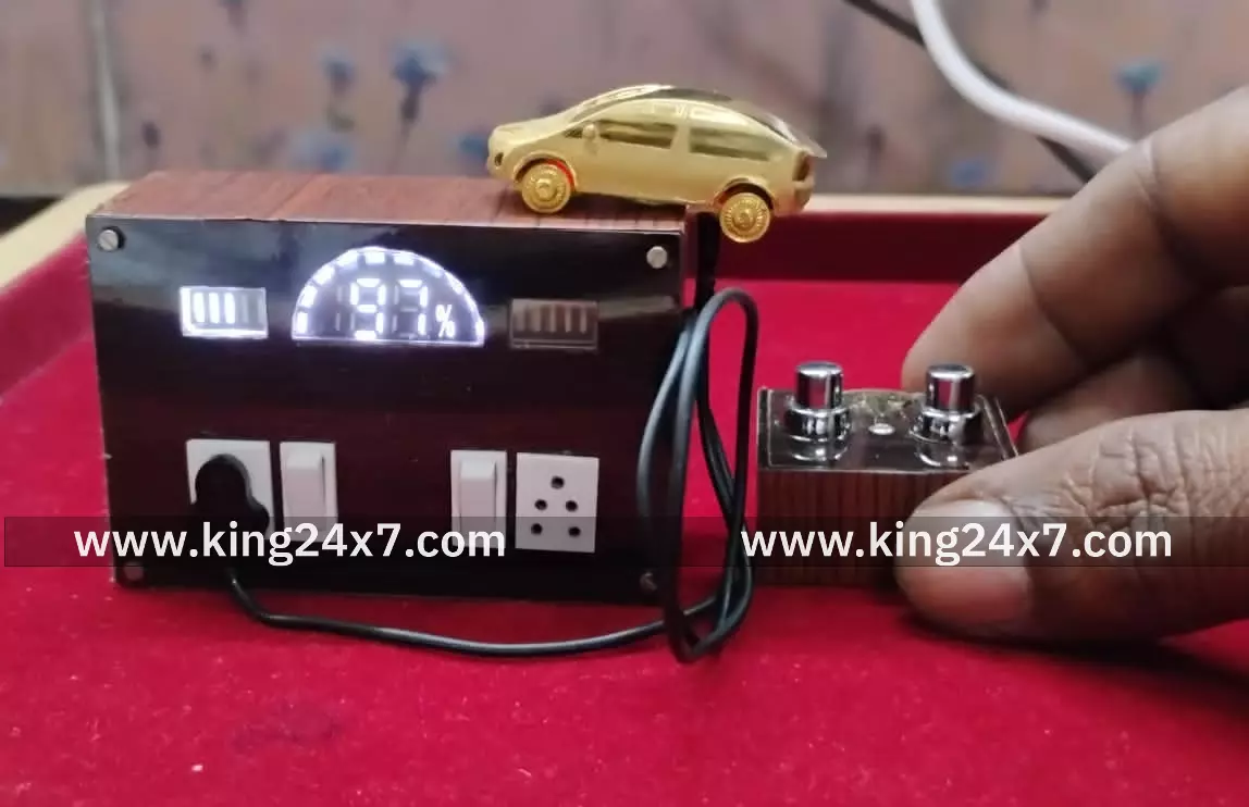 12 கிராம் தங்கத்தில் காரை வடிவமைத்து  படைத்த நபர்