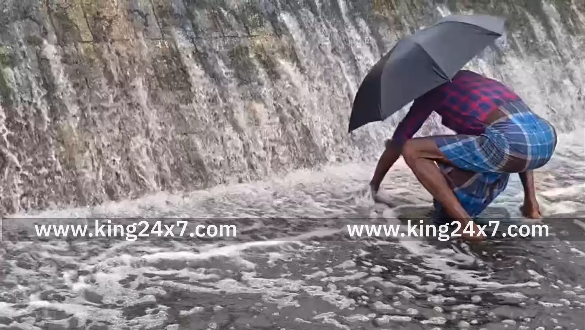 கண்மாயில்துள்ளிய மீன்களை கொட்டும் மழையுலும் அள்ளி செல்லும்   மக்கள் ....