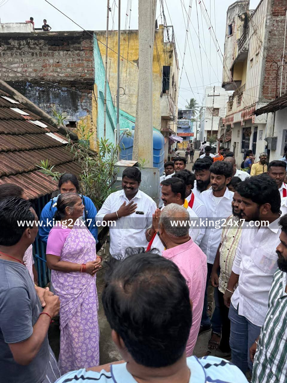 குளித்தலையில் வீடு வீடாக சென்று ஆதரவு கோரிய தவெக நிர்வாகிகள்