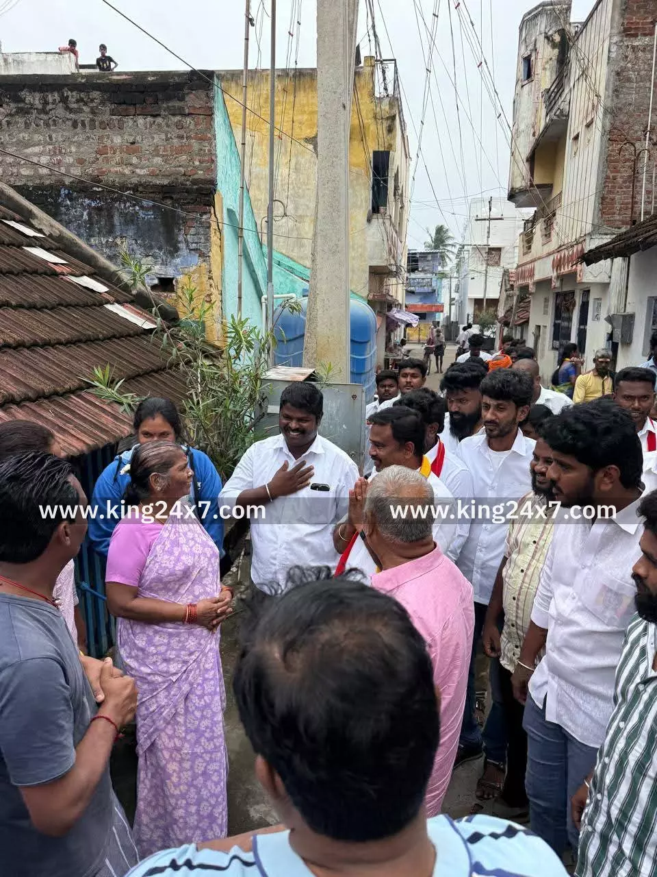 குளித்தலையில் வீடு வீடாக சென்று ஆதரவு கோரிய தவெக நிர்வாகிகள்
