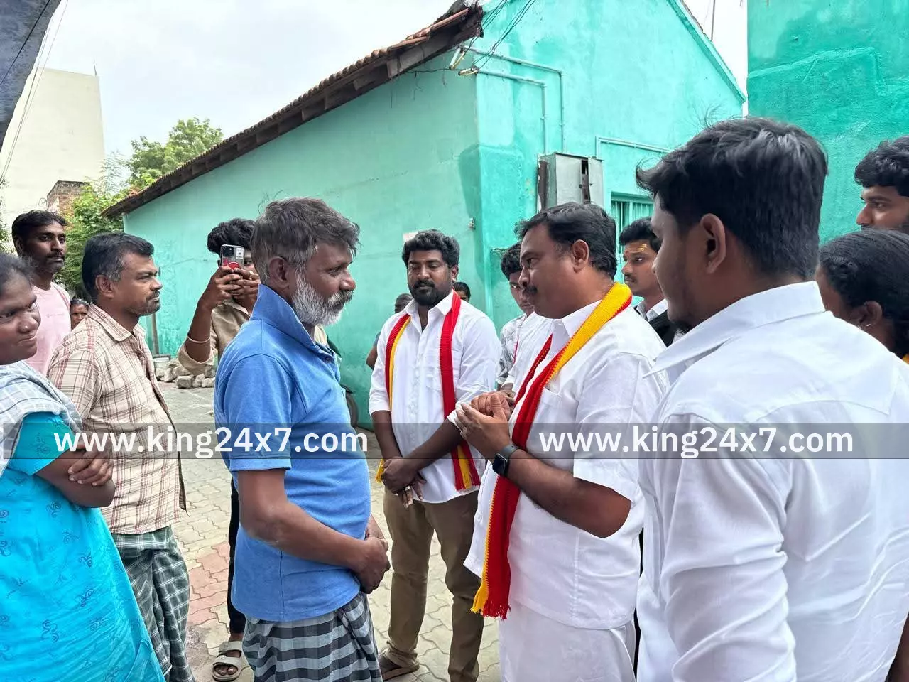 குளித்தலையில் வீடு வீடாக சென்று ஆதரவு கோரிய தவெக நிர்வாகிகள்