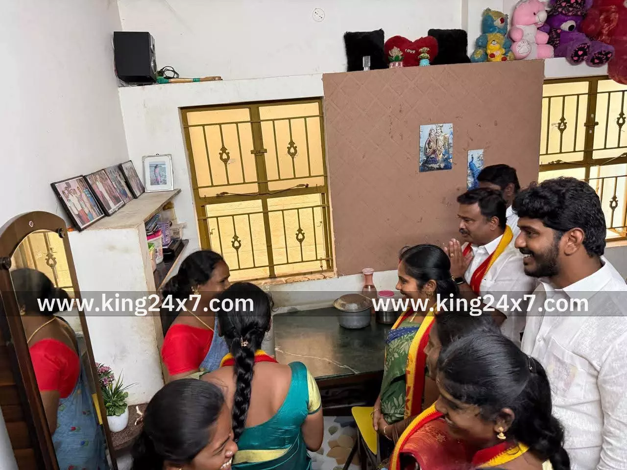 குளித்தலையில் வீடு வீடாக சென்று ஆதரவு கோரிய தவெக நிர்வாகிகள்