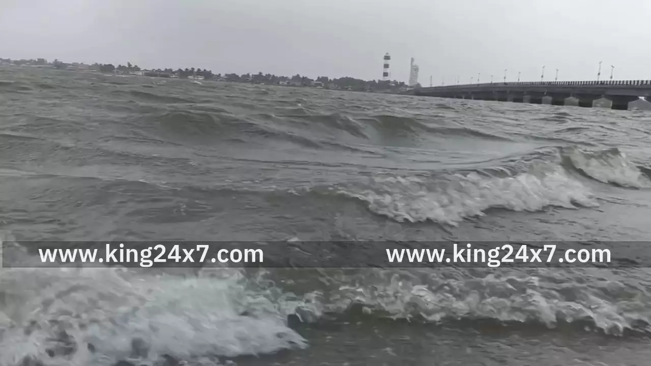 தமிழ்நாட்டை மிரட்டி வந்த டிட்வா புயல் வலுவிழந்த நிலையிலும் பலத்த காற்றுடன் கூடிய கனமழை