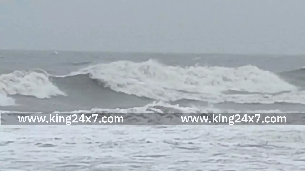 தமிழ்நாட்டை மிரட்டி வந்த டிட்வா புயல் வலுவிழந்த நிலையிலும் பலத்த காற்றுடன் கூடிய கனமழை