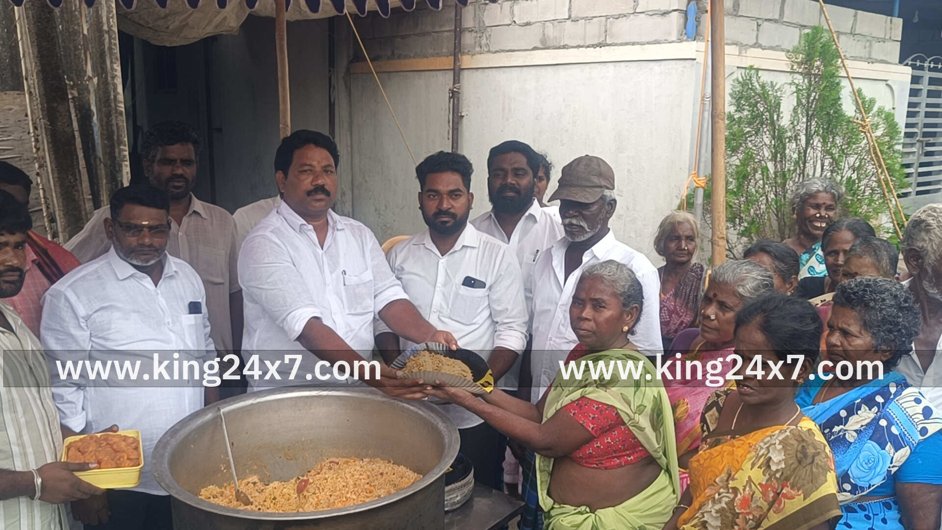 துணை முதல்வர் உதயநிதி ஸ்டாலின் பிறந்தநாளை முன்னிட்டு திருவள்ளூர் கிழக்கு மாவட்டம் சோழவரம் வடக்கு ஒன்றிய திமுக சார்பில் அன்னதானம் வழங்கப்பட்டது