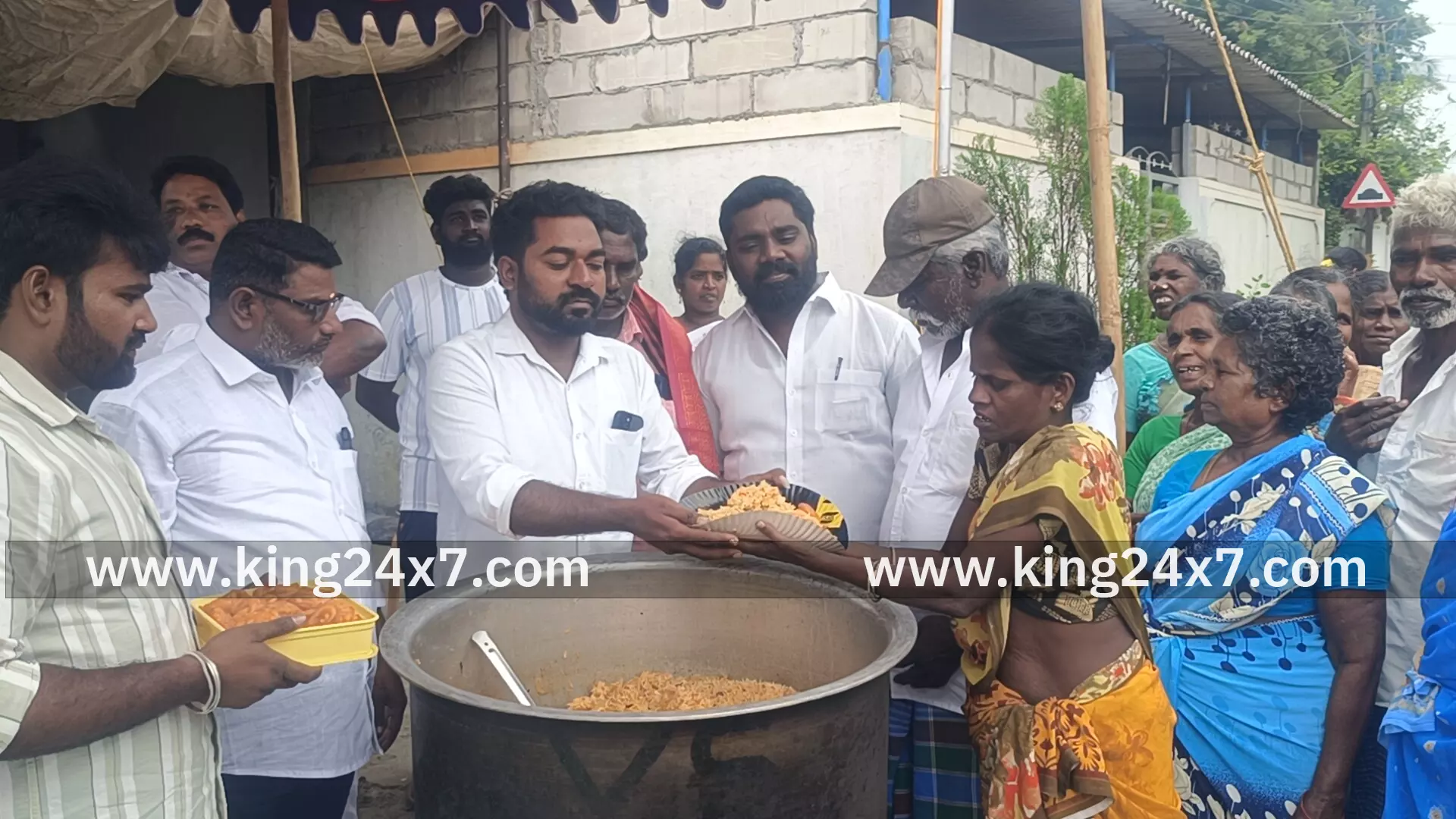 துணை முதல்வர் உதயநிதி ஸ்டாலின் பிறந்தநாளை முன்னிட்டு திருவள்ளூர் கிழக்கு மாவட்டம் சோழவரம் வடக்கு ஒன்றிய திமுக சார்பில் அன்னதானம் வழங்கப்பட்டது
