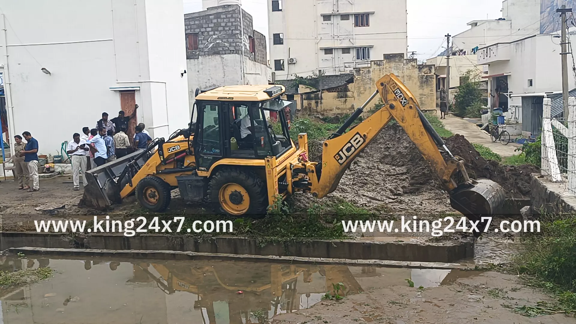 திருச்செங்கோடு நகராட்சி 1, 7, 8, 10 வார்டுகளில்வெளியேறும் மழை நீர் செல்லதடை கால்வாய்க்குள் மண் கொட்டியதைக் கண்டித்து நகர்மன்ற உறுப்பினர்கள் வாயைகட்டிக் கொண்டுபோராட்டம்