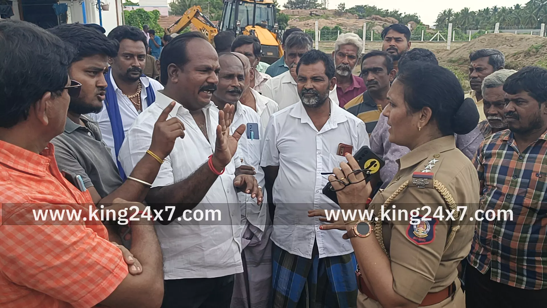 திருச்செங்கோடு நகராட்சி 1, 7, 8, 10 வார்டுகளில்வெளியேறும் மழை நீர் செல்லதடை கால்வாய்க்குள் மண் கொட்டியதைக் கண்டித்து நகர்மன்ற உறுப்பினர்கள் வாயைகட்டிக் கொண்டுபோராட்டம்