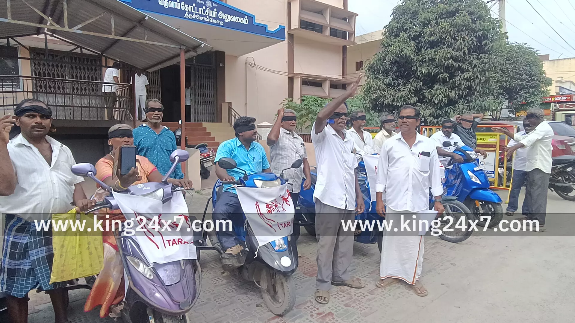 ஒன்றிய பாஜக அரசை கண்டித்து நாமக்கல் மாவட்டம் திருச்செங்கோடு வருவாய் கோட்டாட்சியர் அலுவலகம் முன்பு மாற்றுத்திறனாளிகள் கண்களில் கருப்பு துணி கட்டி கண்டன ஆர்ப்பாட்டம்