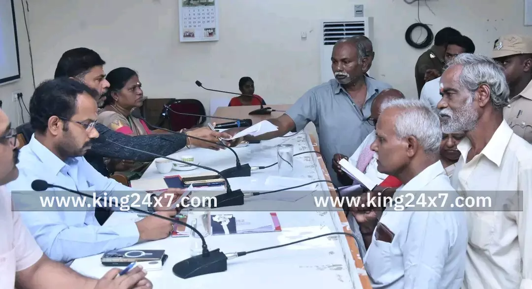 பொதுமக்களிடம் குறைகளை கேட்டறிந்த கலெக்டர்