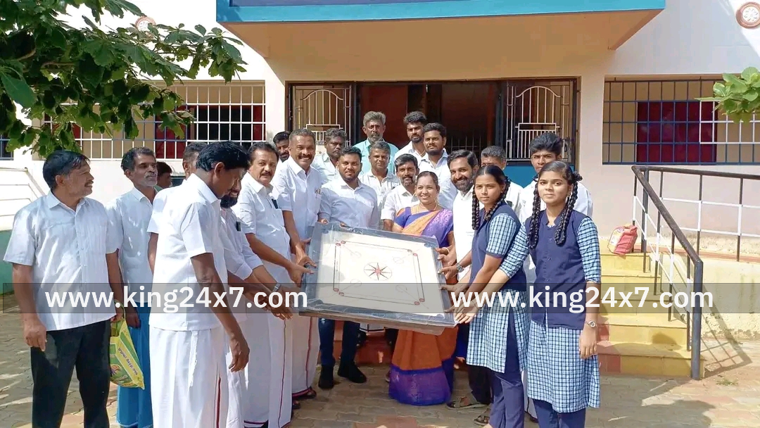 பள்ளி மாணவர்களுக்கு விளையாட்டு உபகரணங்களை மாவட்ட திமுக செயலாளர் ஜெயபாலன் வழங்கினார்