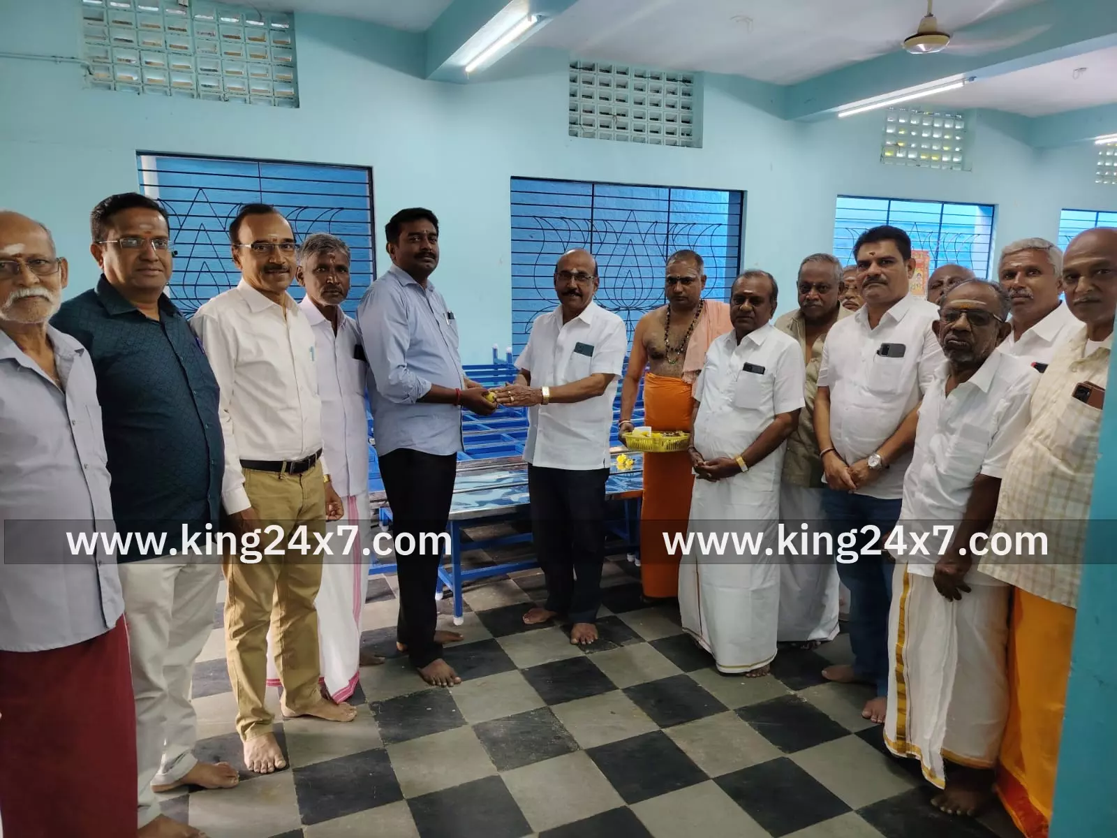 காளியம்மன் கோவில் மண்டபத்திற்கு டேபிள், பென்ச் வழங்கிய முன்னாள் விழாக்குழுவினர்