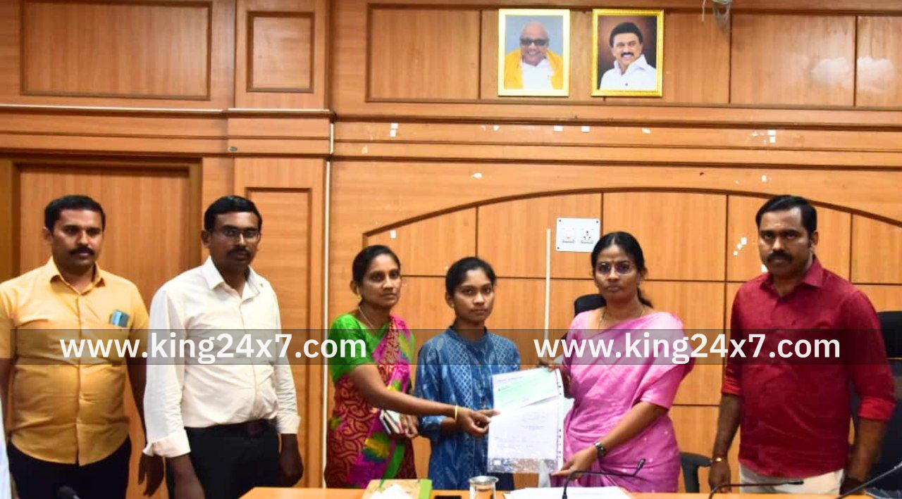 கல்லூரி மாணவிக்கு 
ரூ.1.00 இலட்சம் கல்வி கட்டணத்தினை வழங்கிய மாவட்ட ஆட்சியர்.