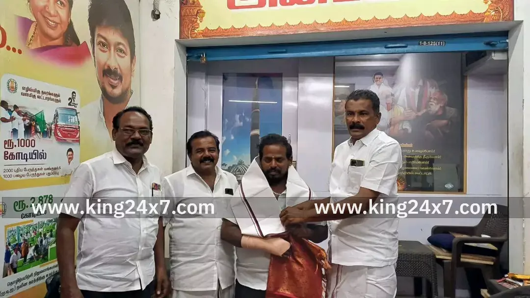 திமுக மாவட்ட செயலாளரிடம் வாழ்த்து பெற்ற குட்டி யோகி பாபு